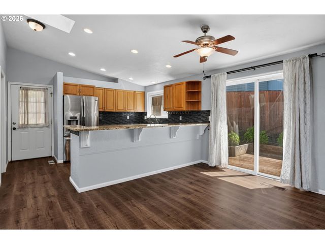 815 S 72ND St, Springfield, OR 97478