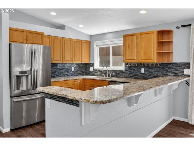 815 S 72ND St, Springfield, OR 97478