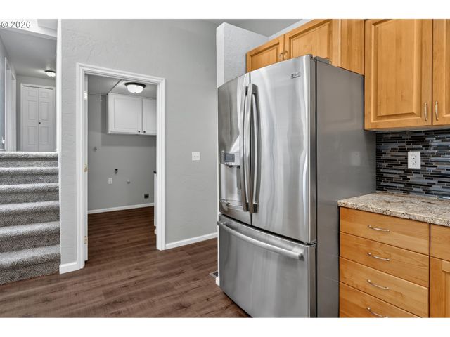 815 S 72ND St, Springfield, OR 97478