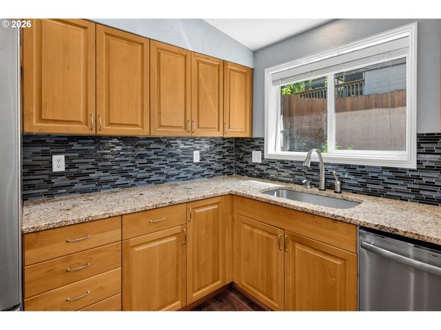 815 S 72ND St, Springfield, OR 97478