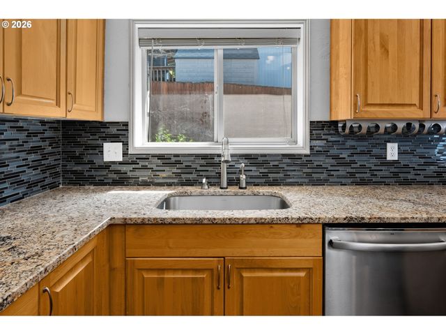 815 S 72ND St, Springfield, OR 97478