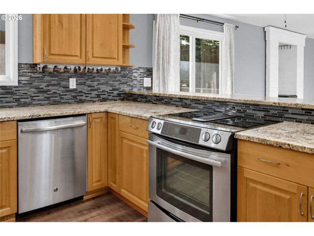 815 S 72ND St, Springfield, OR 97478