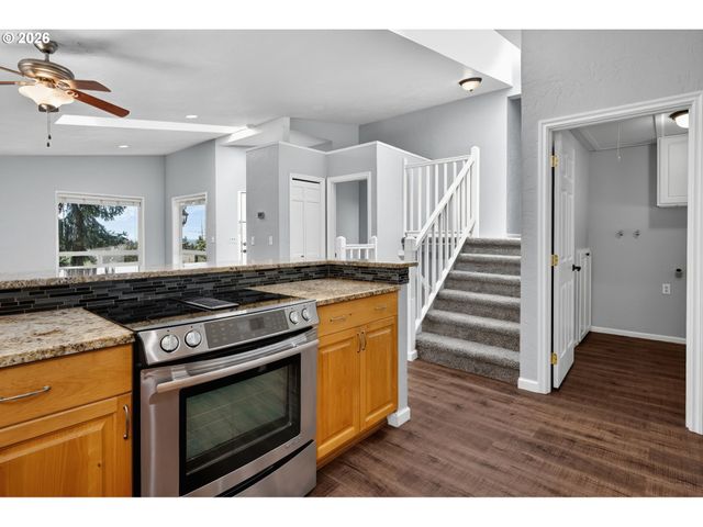 815 S 72ND St, Springfield, OR 97478