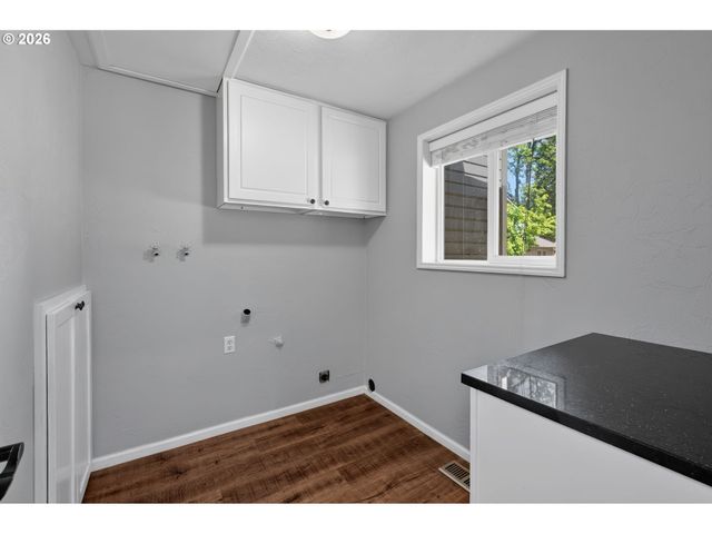 815 S 72ND St, Springfield, OR 97478