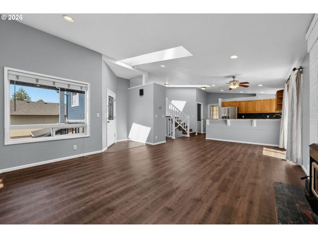 815 S 72ND St, Springfield, OR 97478