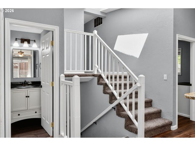 815 S 72ND St, Springfield, OR 97478