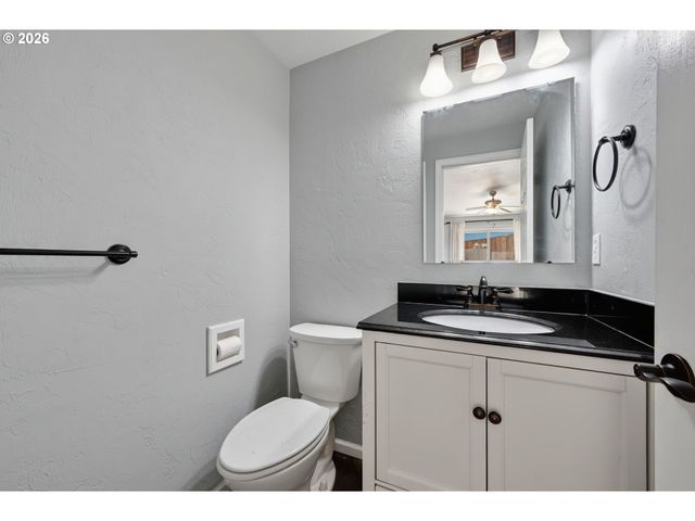 815 S 72ND St, Springfield, OR 97478