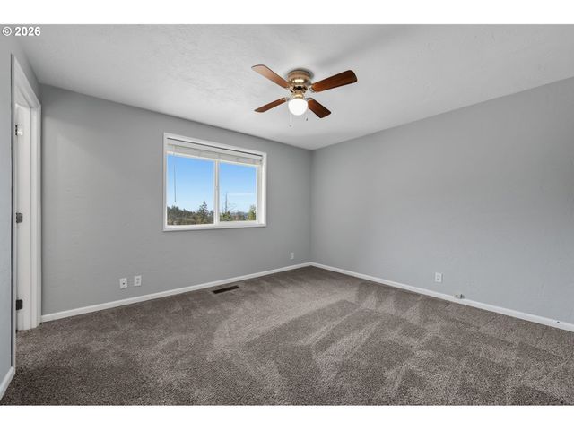 815 S 72ND St, Springfield, OR 97478