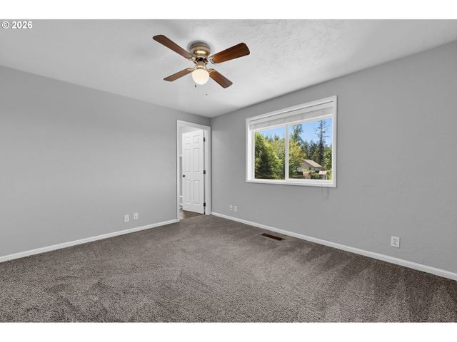 815 S 72ND St, Springfield, OR 97478