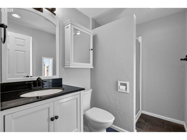 815 S 72ND St, Springfield, OR 97478