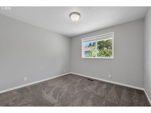 815 S 72ND St, Springfield, OR 97478