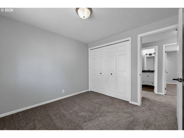 815 S 72ND St, Springfield, OR 97478