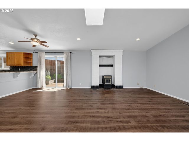 815 S 72ND St, Springfield, OR 97478