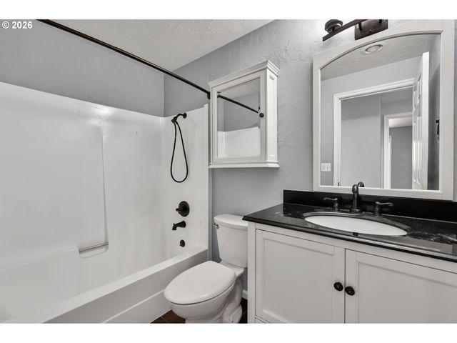 815 S 72ND St, Springfield, OR 97478