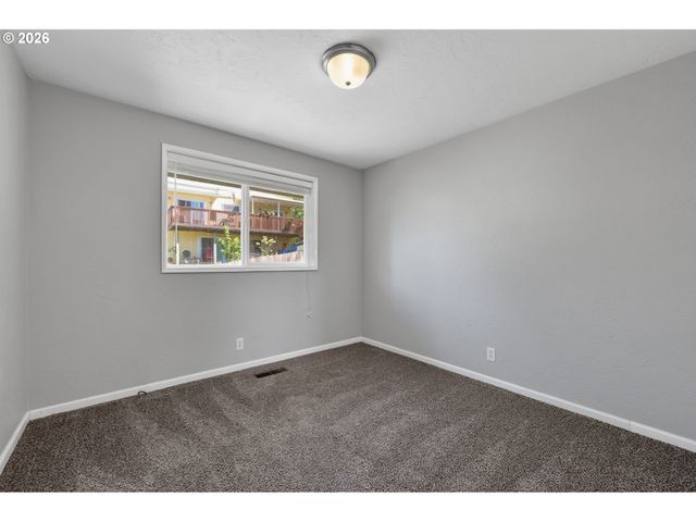 815 S 72ND St, Springfield, OR 97478