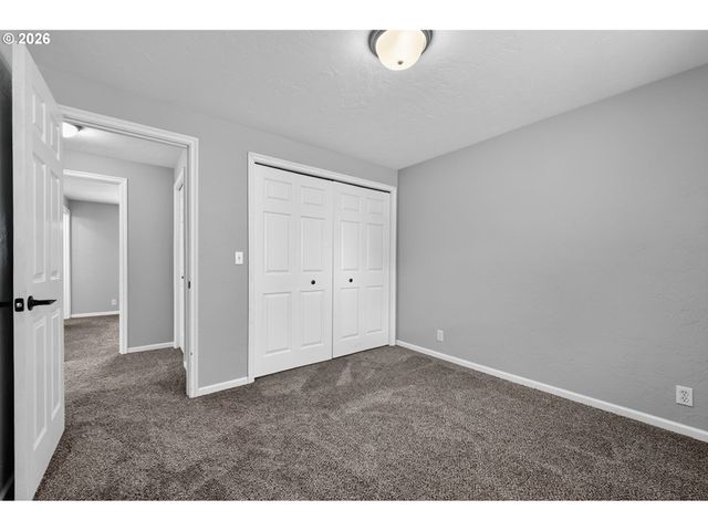 815 S 72ND St, Springfield, OR 97478