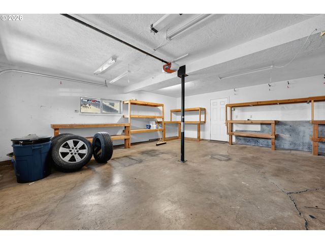 815 S 72ND St, Springfield, OR 97478