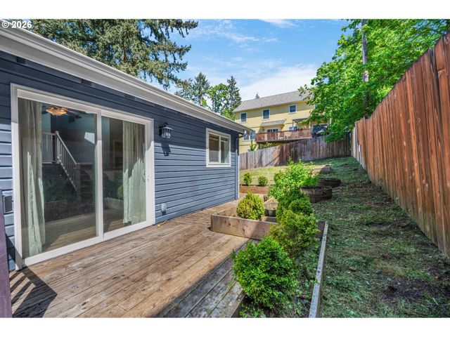 815 S 72ND St, Springfield, OR 97478
