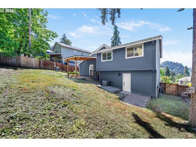 815 S 72ND St, Springfield, OR 97478