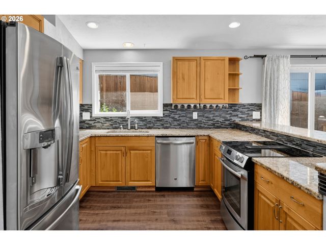 815 S 72ND St, Springfield, OR 97478