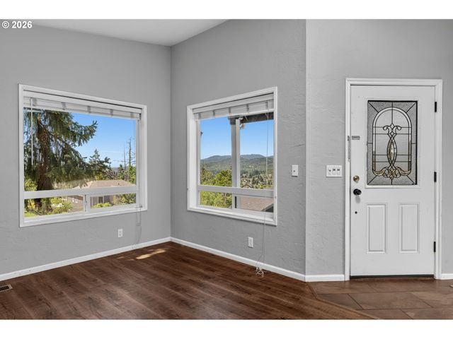 815 S 72ND St, Springfield, OR 97478