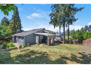815 S 72ND St, Springfield, OR 97478
