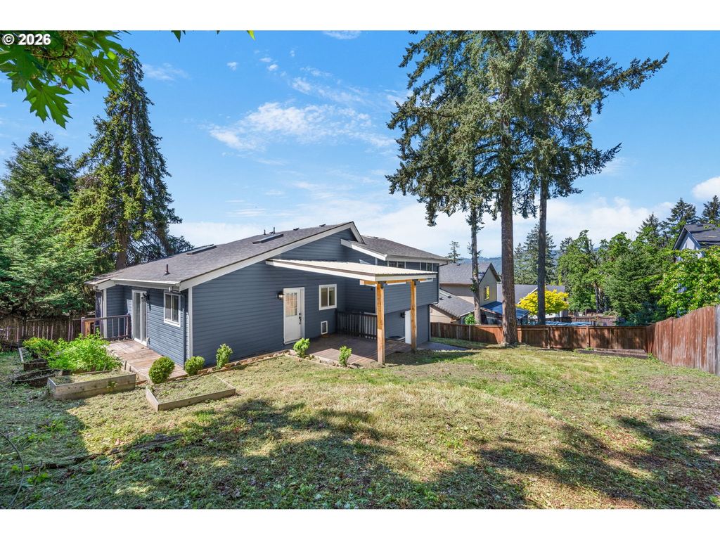 815 S 72ND St, Springfield, OR 97478