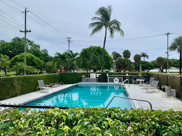 31 S GOLFVIEW Road 14, Lake Worth Beach, FL 33460