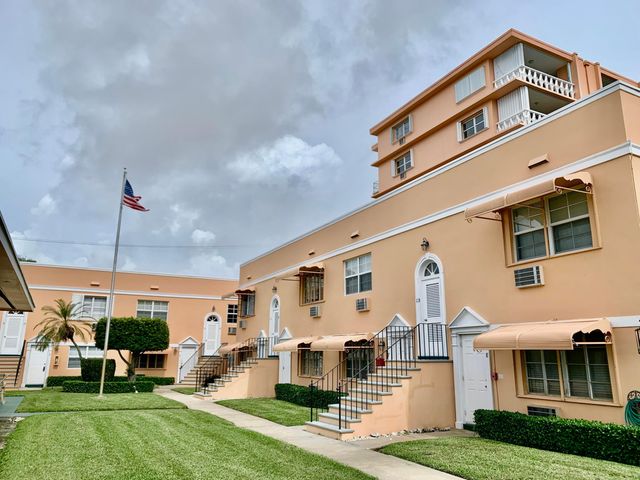 31 S GOLFVIEW Road 14, Lake Worth Beach, FL 33460