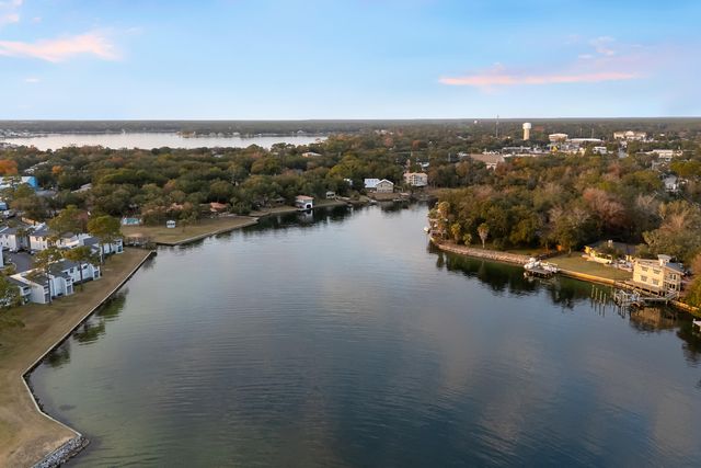 27 Old Ferry Road, Shalimar, FL 32579