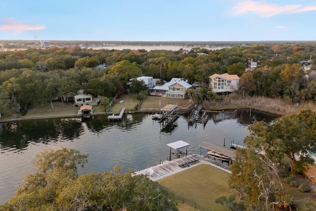 27 Old Ferry Road, Shalimar, FL 32579