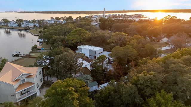 27 Old Ferry Road, Shalimar, FL 32579