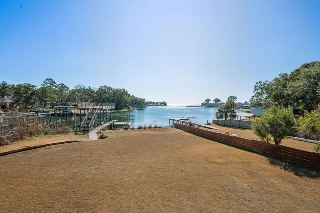 27 Old Ferry Road, Shalimar, FL 32579