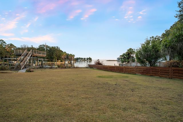 27 Old Ferry Road, Shalimar, FL 32579