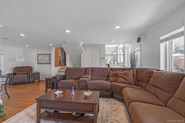 340 Woodbridge Lane, Jericho, NY 11753