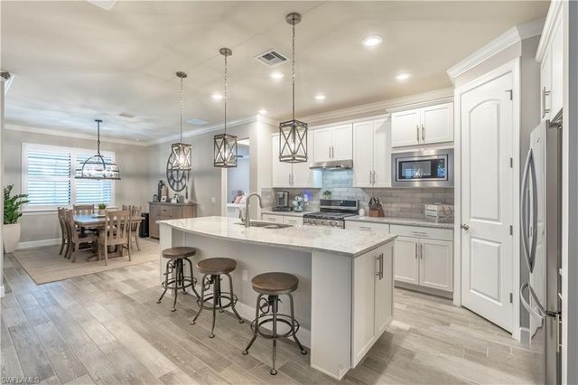 7473 Winding Cypress DR, Naples, FL 34114