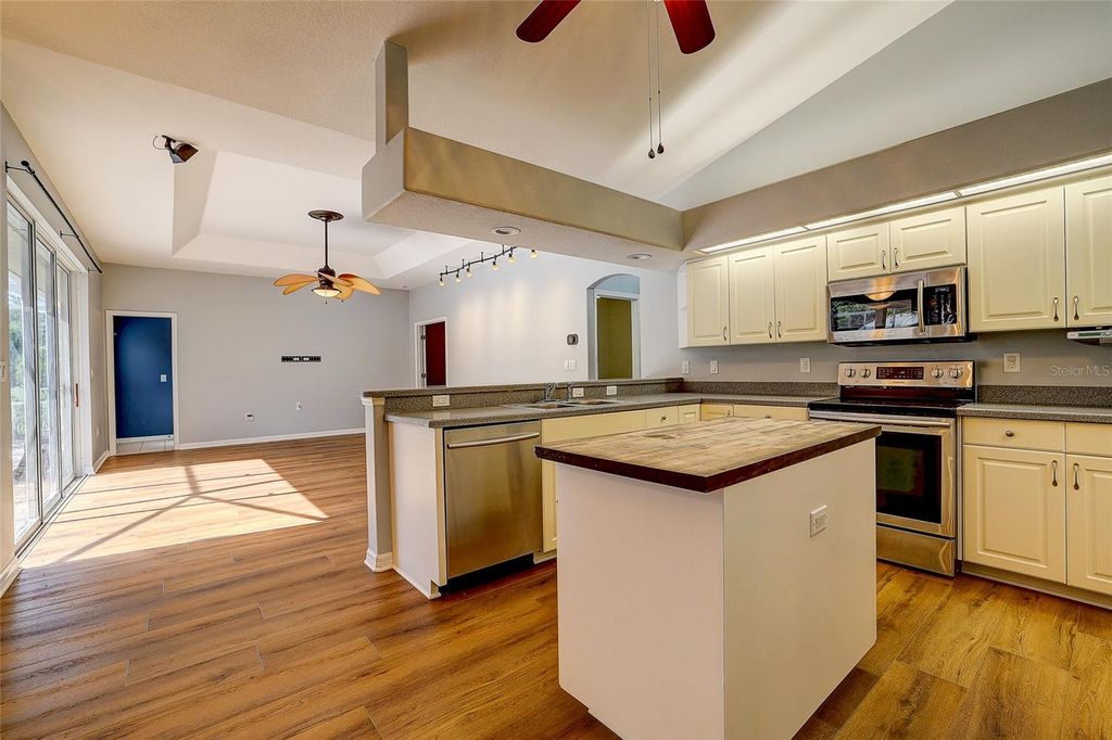 Image 11 of property listing at 143 MILL RUN E, Bradenton, FL 34212