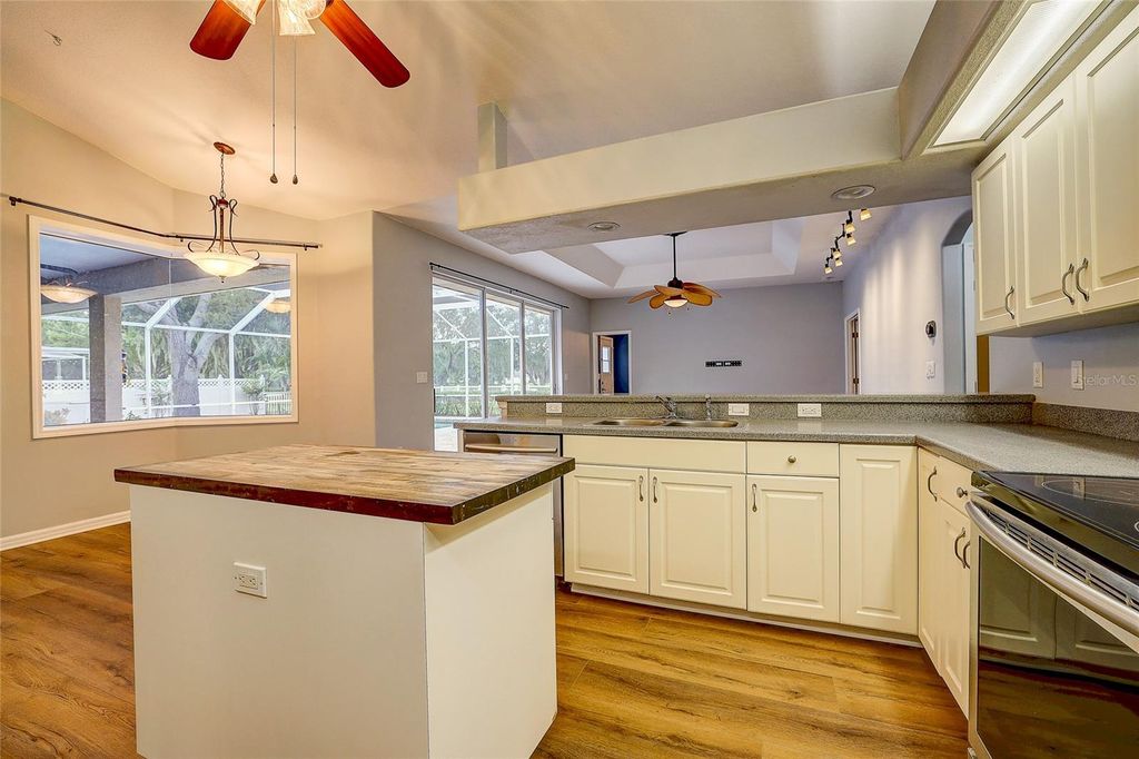 Image 12 of property listing at 143 MILL RUN E, Bradenton, FL 34212