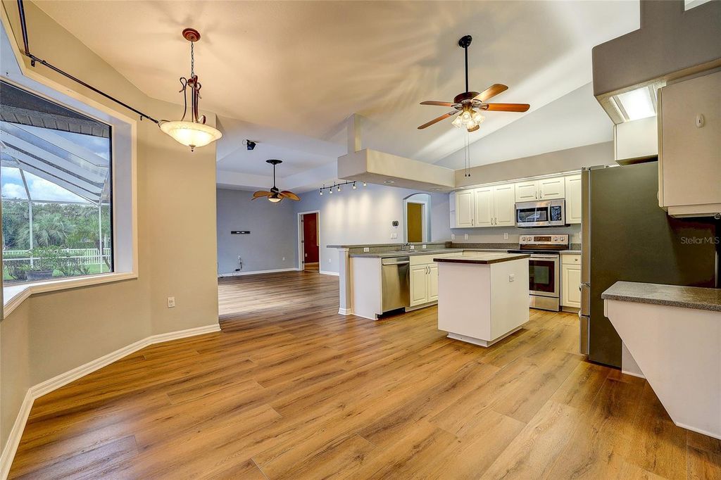 Image 15 of property listing at 143 MILL RUN E, Bradenton, FL 34212