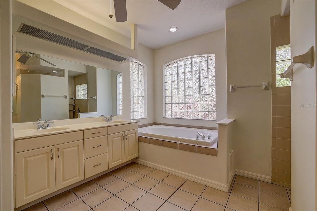 Image 25 of property listing at 143 MILL RUN E, Bradenton, FL 34212