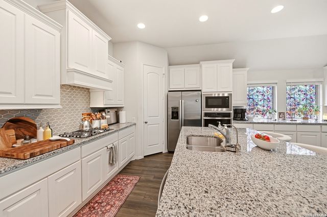 2049 SAXONHILL DR, San Antonio, TX 78253
