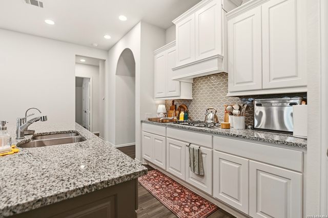 2049 SAXONHILL DR, San Antonio, TX 78253