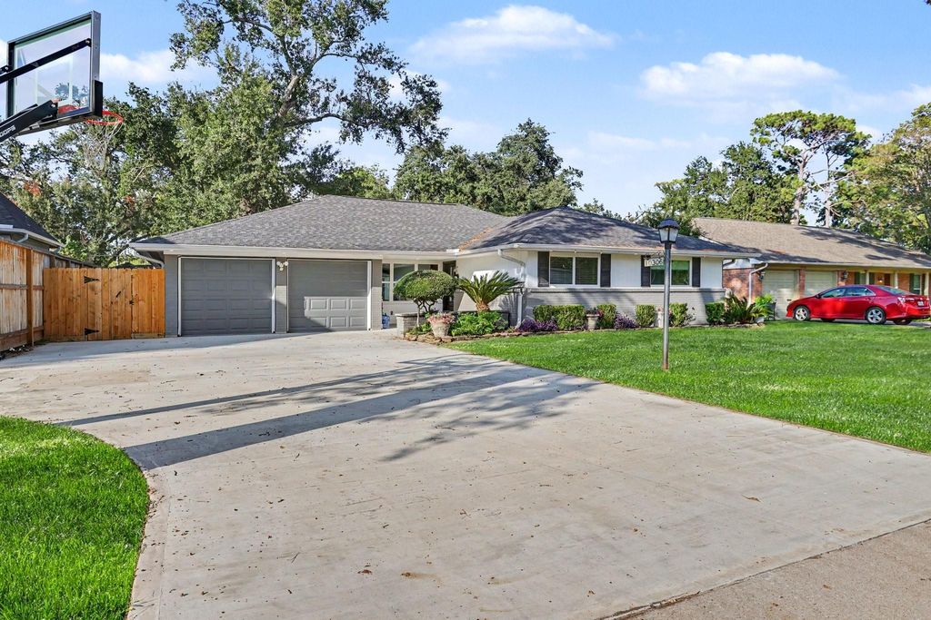 10306 Oakpoint Drive, Houston, TX 77043
