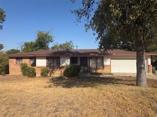 2121 Kingsdale Drive, Fort Worth, TX 76119