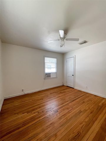 1241 Chevy Chase Street, Angleton, TX 77515