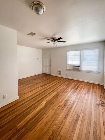 1241 Chevy Chase Street, Angleton, TX 77515