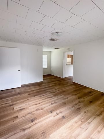 1241 Chevy Chase Street, Angleton, TX 77515