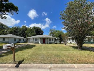 1241 Chevy Chase Street, Angleton, TX 77515