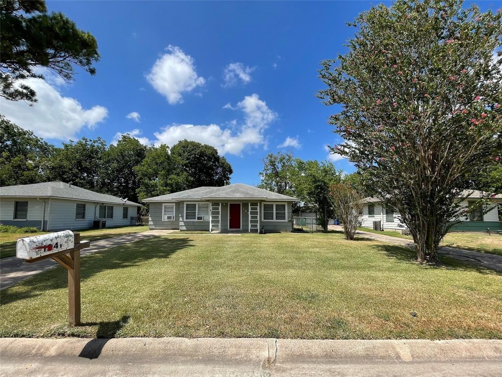1241 Chevy Chase Street, Angleton, TX 77515