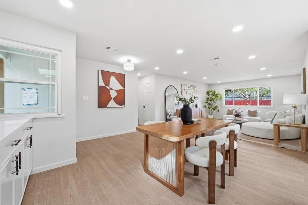 Image 7 of property listing at 774 San Lucas Avenue, Mountain View, CA 94043